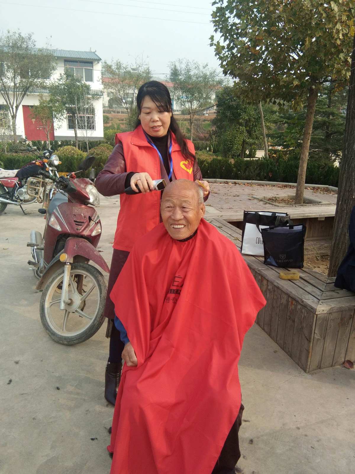 爱心艺剪·尊老敬老 理发师志愿服务解决乡村群众‘头’等大事