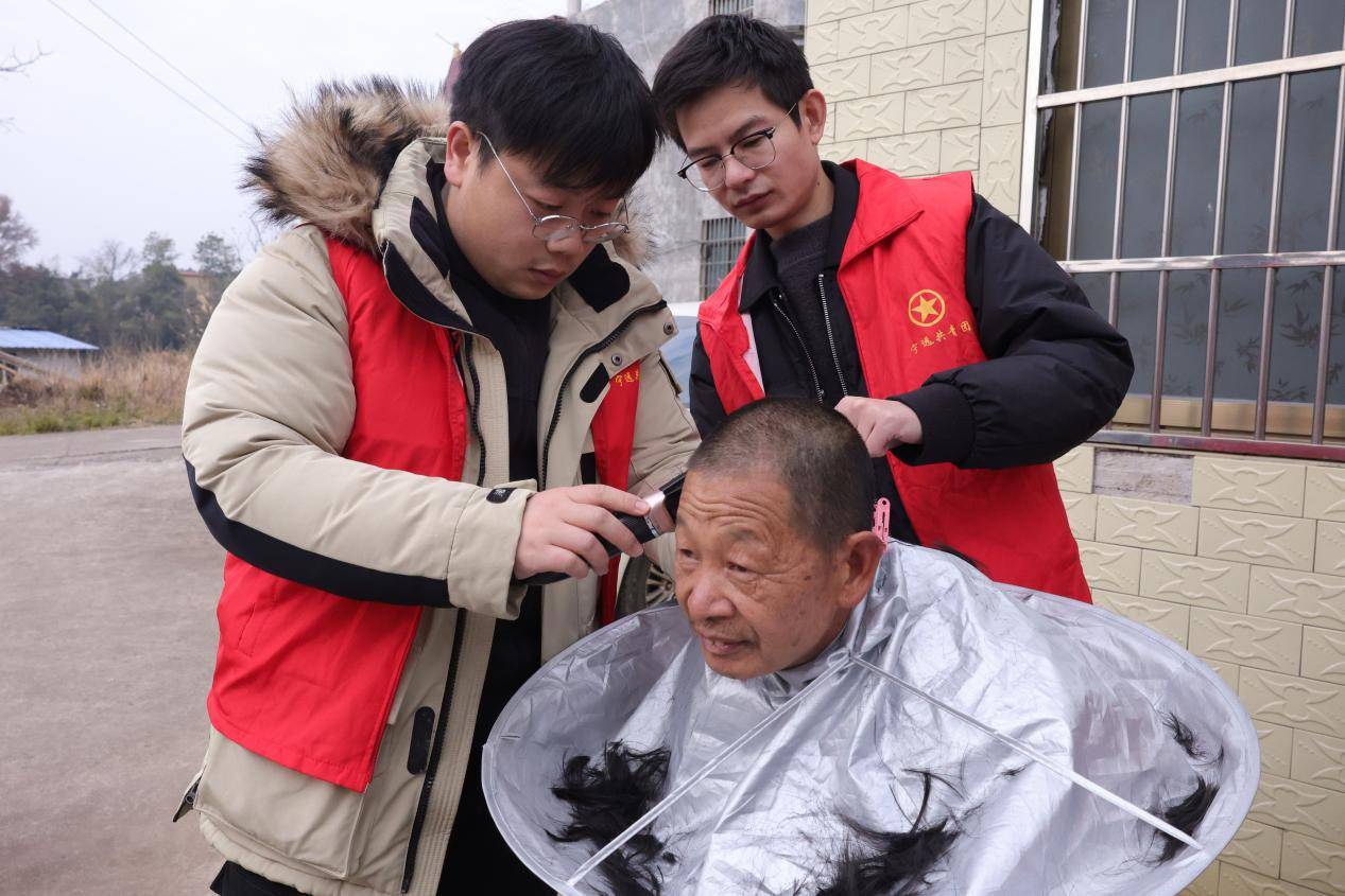 宁远 “爱心义剪·青暖乡间”公益理发志愿服务温暖乡邻