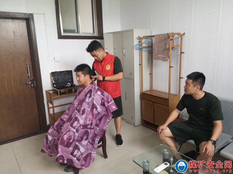 义务理发焕新颜，暖心服务显担当——蒲白救护消防大队开展“情暖一线”理发服务活动