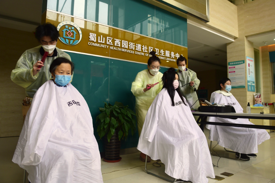 理发店“搬”进医院 一把剪刀背后的温情与坚守