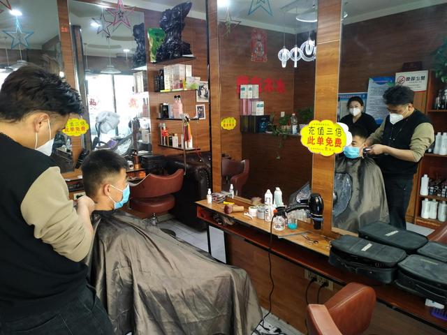 「疫情防控 甘肃在行动」二月二,兰州美容美发店错时预约开展理发服务